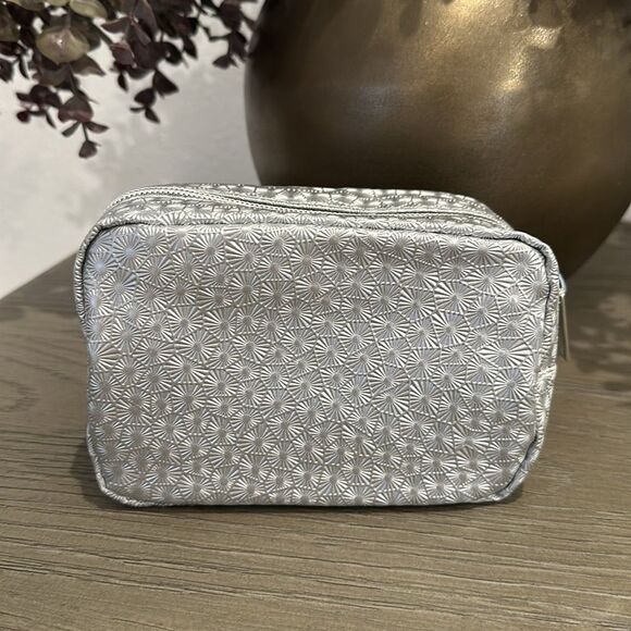 M.A.C cosmetics bag and goodies - Picture 4 of 8